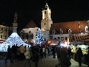 Bratislava, 10.12., Vianočné trhy na Hlavnom námestí, Rolandova fontána, Stará radnica.